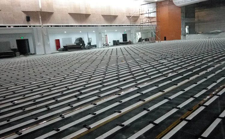 ?？跅鳂迥倔w育木地板施工方案