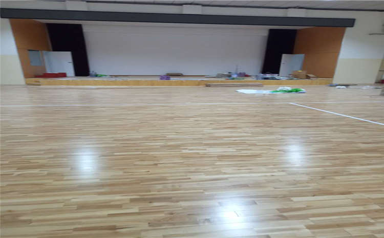 五角楓籃球場地木地板哪個牌子好？