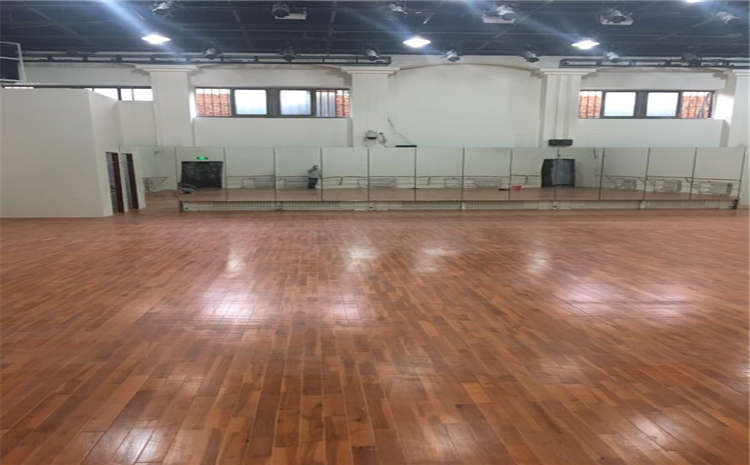 體育館專用木地板哪種材質(zhì)更耐磨?