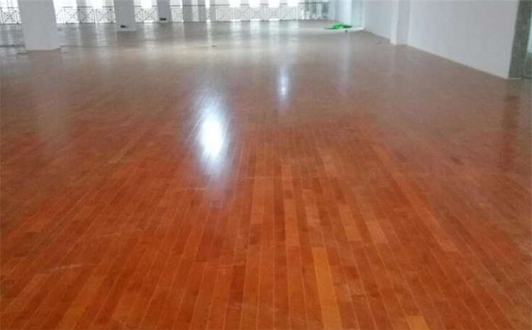常用的風雨操場實木地板是多少錢