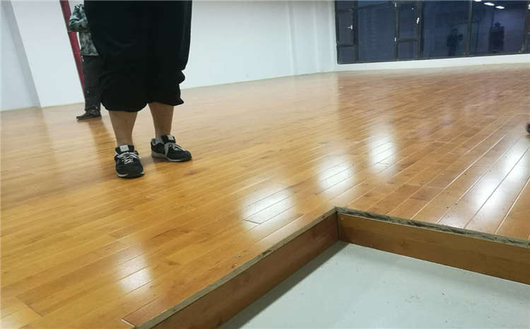學校羽毛球館木地板多少錢一平米？